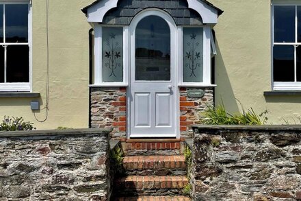 Delightful, Dog-Friendly Cottage in Millbrook, Cornwall near the coast