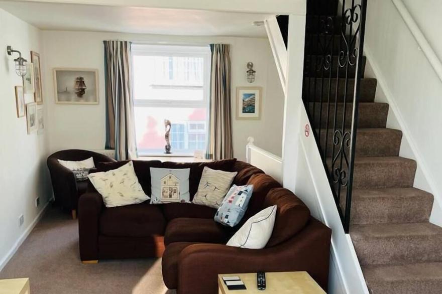 Brixham Inner harbour cottage  - sunny quayside location - Private Parking.