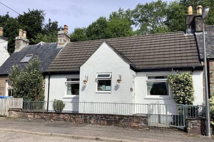 Moriston Cottage -  a cottage that sleeps 4 guests  in 2 bedrooms