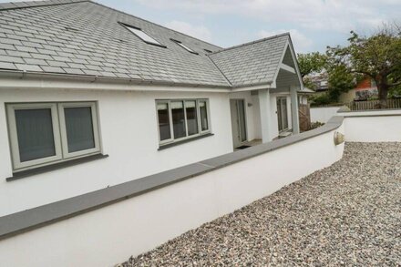 WOODLANDS CLOSE, pet friendly, luxury holiday cottage in Padstow