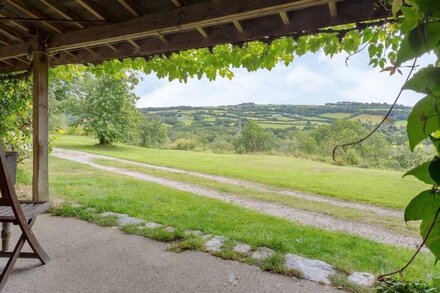 Tin mine riverside retreat, log fires, views, wildlife, ruins, pet-friendly