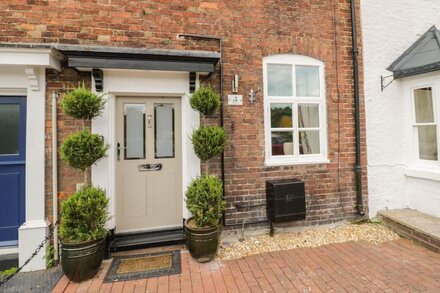 5 RIVERSIDE, romantic, with open fire in Bridgnorth