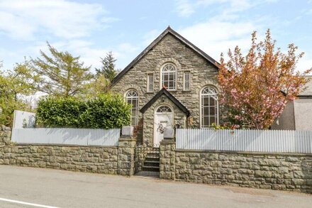 HOREB CHAPEL HOUSE, pet friendly, with open fire in Tanygrisiau