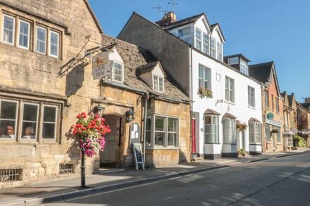 POSTMASTER'S LODGING, family friendly, with a garden in Winchcombe