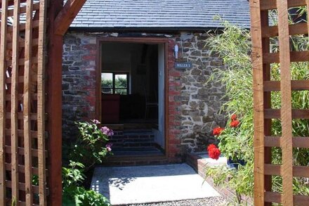 MILLERS COTTAGE, country holiday cottage, with a garden in Bude