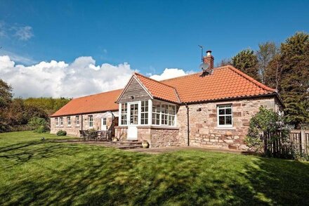 BERRYBURN COTTAGE, near Berwick upon Tweed - Dog friendly, rural cottage sleep 6