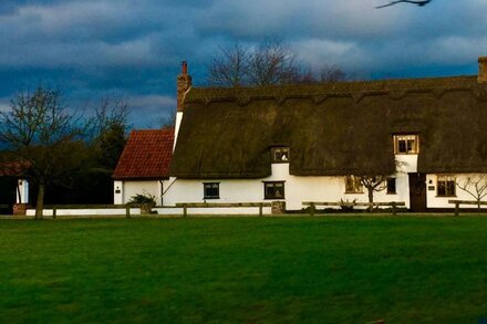 *Charming Thatched Cottage* 6 The Green, Bury St Edmunds