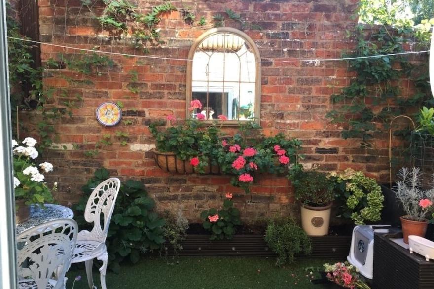 The Stables: full of character near the Pantiles with secluded courtyard garden