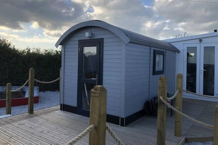 Cosy Shepherds Hut with Countryside Views and private facilities