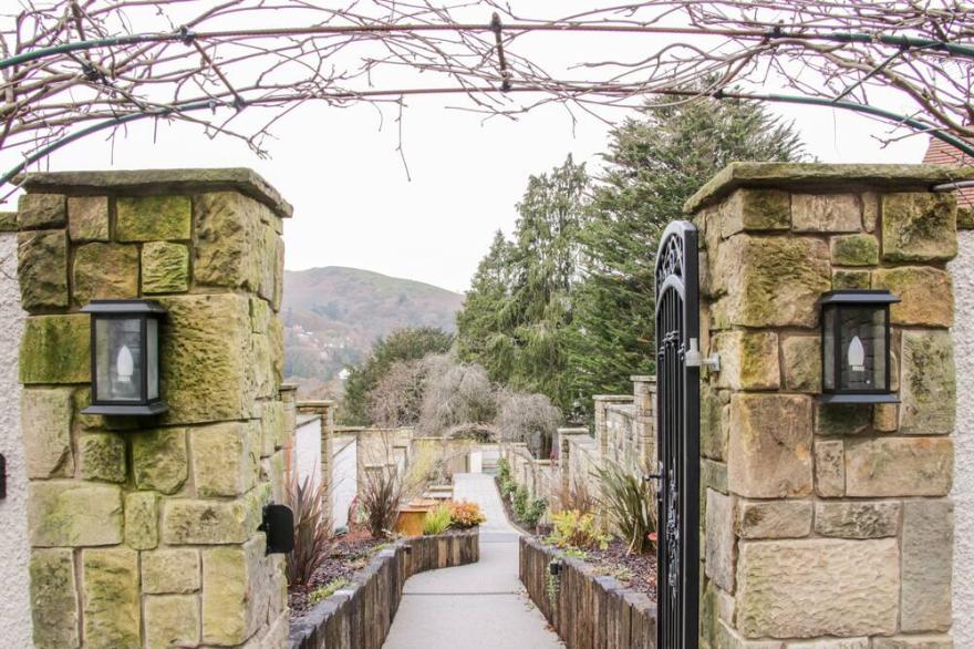 ROUND HOUSE, family friendly, with hot tub in Church Stretton