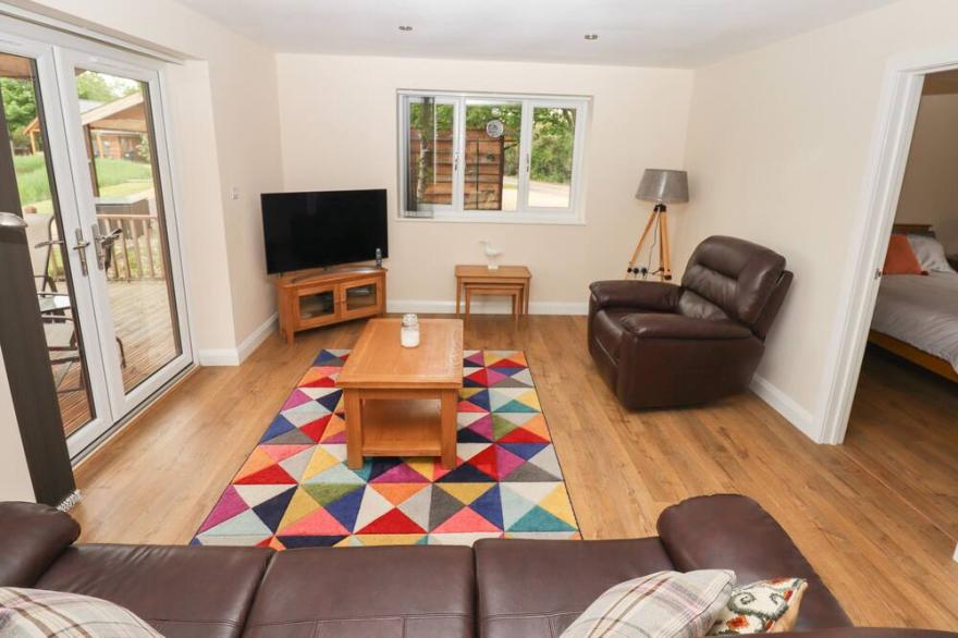 BUTTERFLY LODGE, pet friendly, with hot tub in Thorpe-On-The-Hill