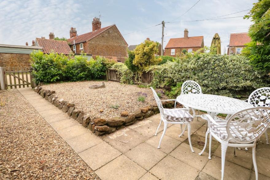TAWNY COTTAGE, pet friendly, character holiday cottage in Heacham