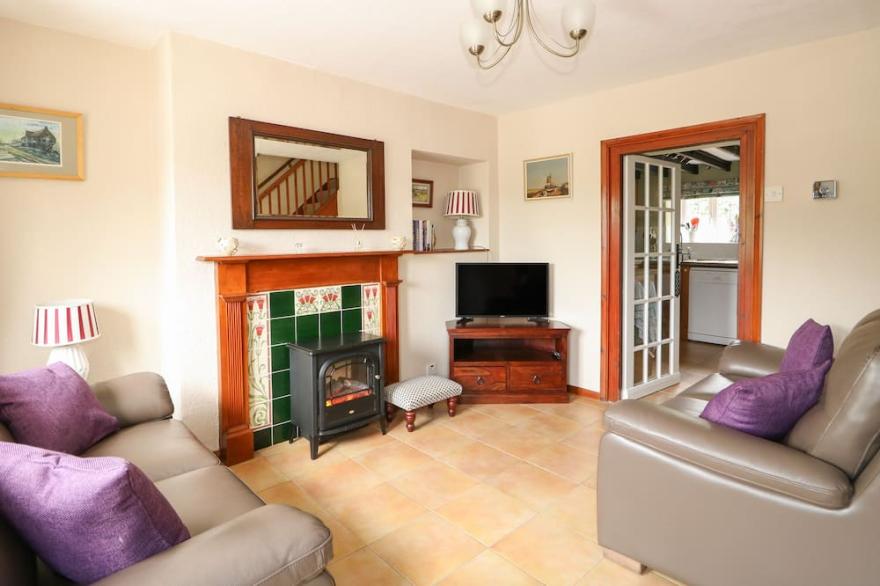 TAWNY COTTAGE, pet friendly, character holiday cottage in Heacham