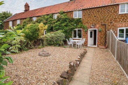 TAWNY COTTAGE, pet friendly, character holiday cottage in Heacham