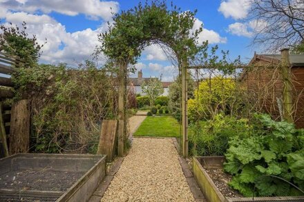 Beautiful country cottage with a private hot tub in Norfolk ref 99002HC