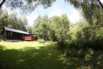 Beautiful Cabin with electric hot tub, wifi, wood burning stove close to loch