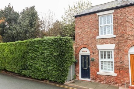 ELV COTTAGE, with hot tub in Chester