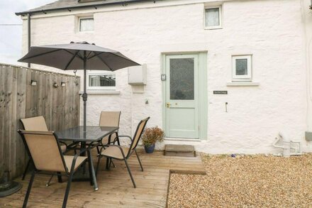 SUN RISE COTTAGE, pet friendly, character holiday cottage in Kilgetty