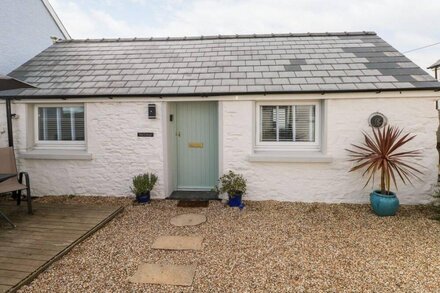 STAR COTTAGE, romantic, character holiday cottage in Kilgetty