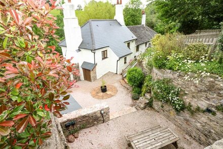 MEADOW BROOK COTTAGE, pet friendly, with open fire in Stoke Gabriel