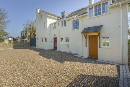 LANDCOMBE COTTAGE, pet friendly, luxury holiday cottage in Strete