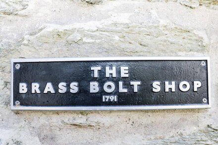 1 THE BRASS BOLT SHOP, romantic in Perranarworthal