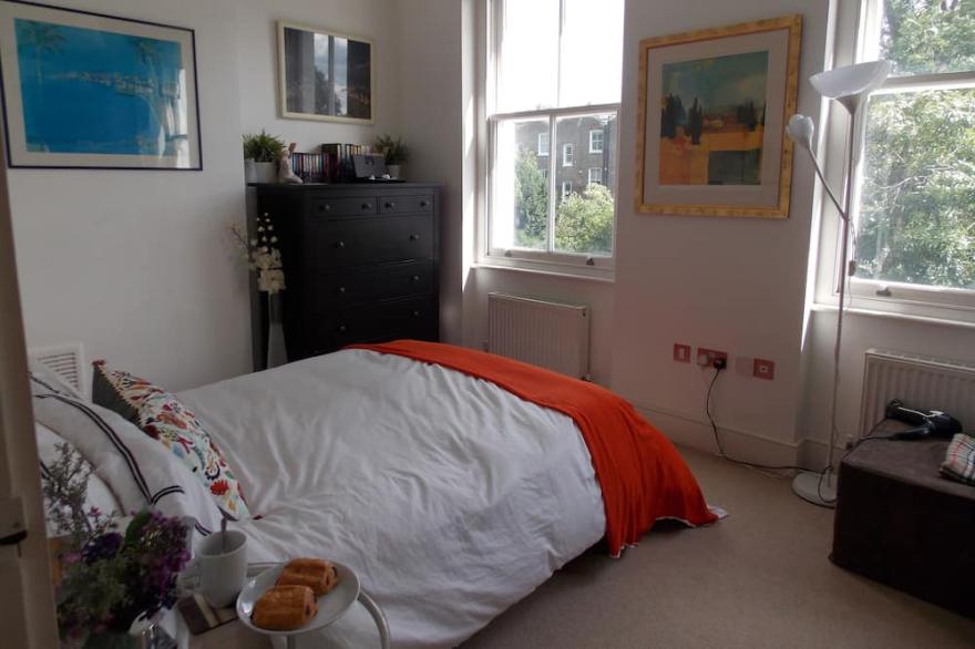 Bright flat close to Kentish Town station. Fully equipped Quiet rd off high st