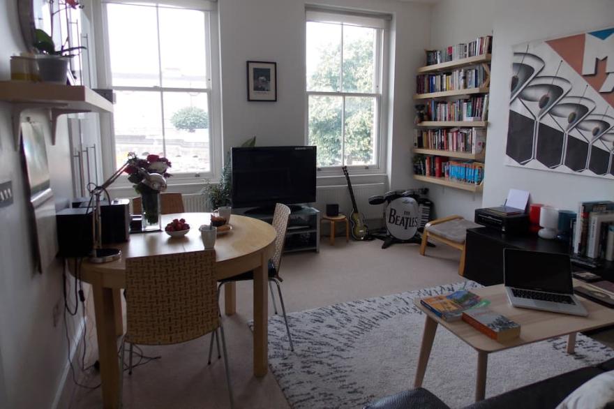 Bright Flat Close To Kentish Town Station. Fully Equipped Quiet Rd Off High St