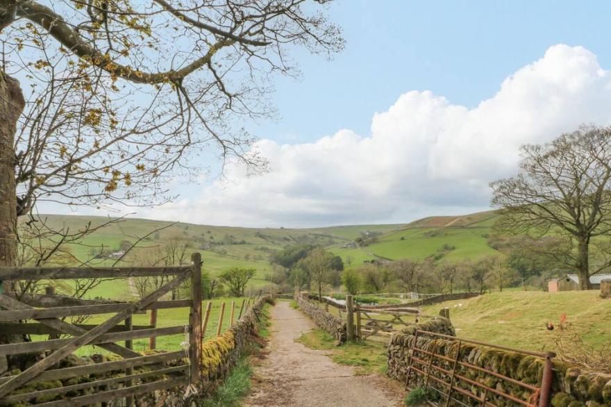 SWALLOWS NEST, romantic in Sutton Near Macclesfield