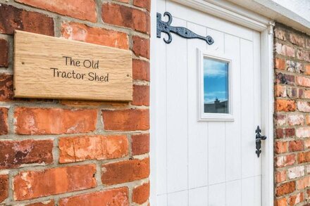 THE OLD TRACTOR SHED, pet friendly, with a garden in Skipsea