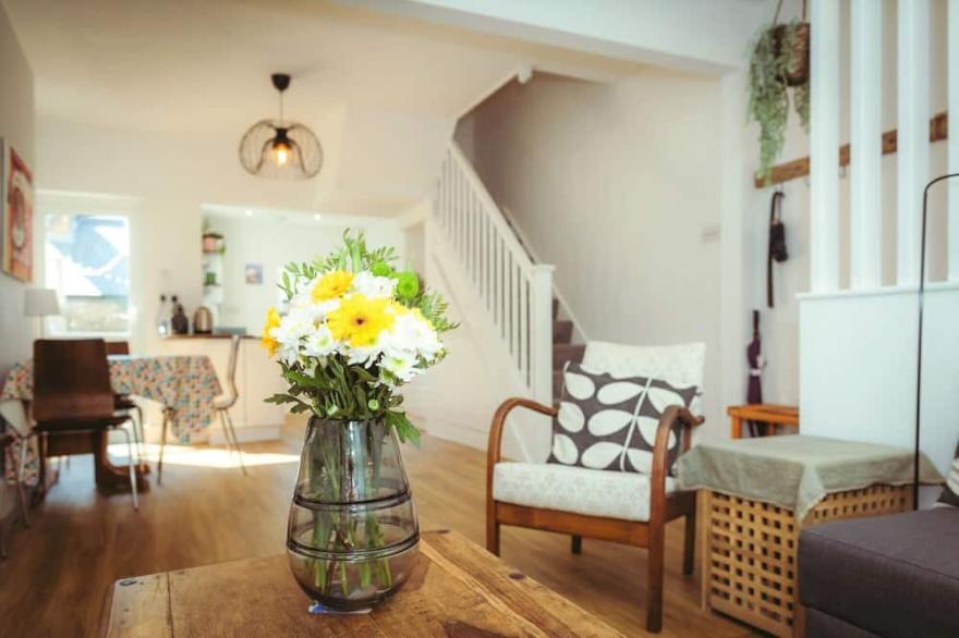 Old Town Cottage - cosy cottage hideaway with patio garden