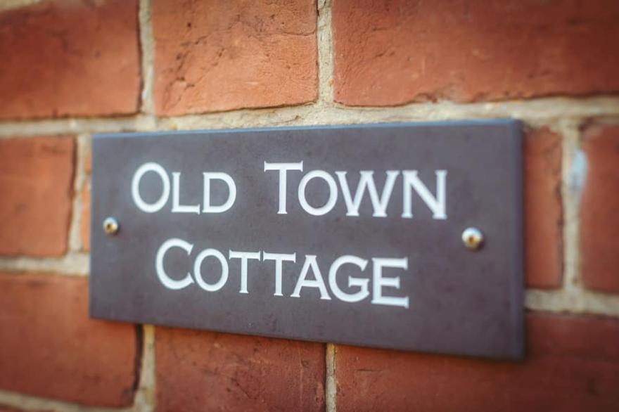 Old Town Cottage - Cosy Cottage Hideaway With Patio Garden