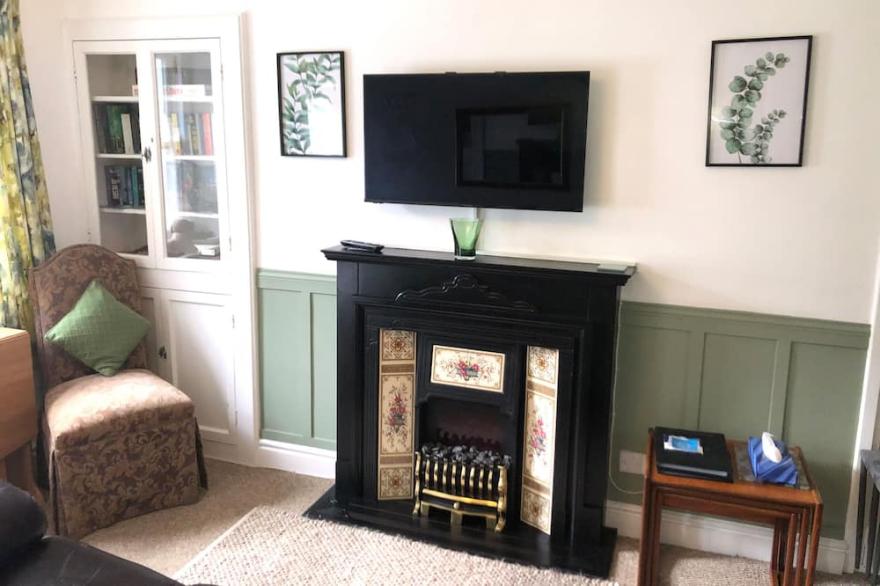 21 ENTRY LANE, pet friendly, character holiday cottage in Kendal