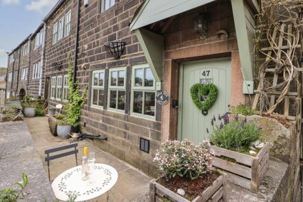 GREENFIELD COTTAGE, pet friendly, with open fire in Oakworth