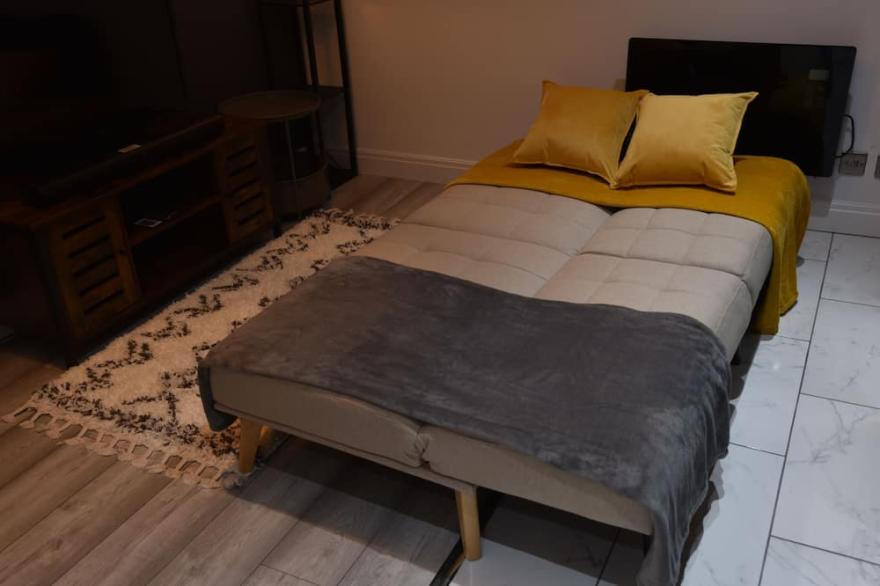 Exclusive!! Newly Refurbished 1-bed Apt, near Bristol City Centre,UK