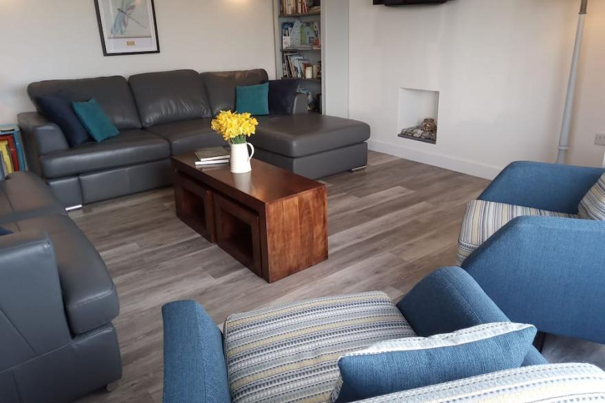 Uninterrupted spectacular views over the Camel Estuary and ocean.