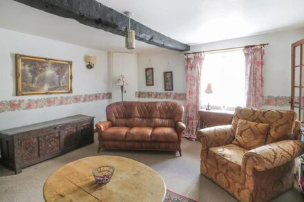 MOUSE HOLE COTTAGE, pet friendly, with open fire in Winchcombe