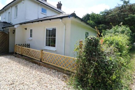 WESTGATE COTTAGE, pet friendly, with a garden in Sittingbourne