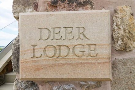 DEER LODGE, with hot tub in Langho, Lancashire