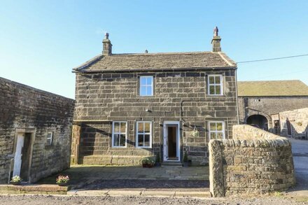 THE COTTAGE, BEESTON HALL, pet friendly, with hot tub in Ripponden