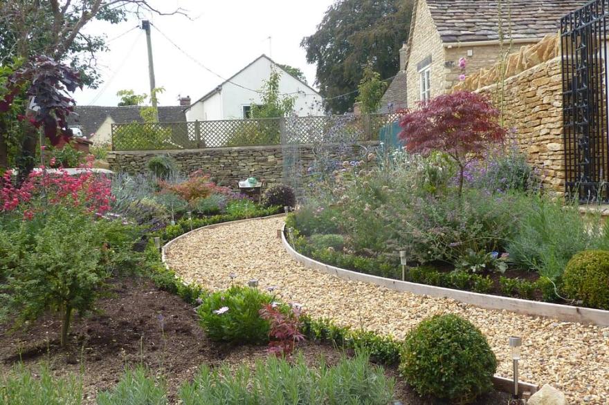 Charming Cotswold Stone Cottage With 3 Large En-Suite Bedrooms And Pretty Garden