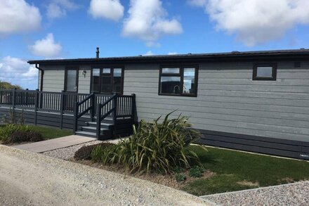 Teal Lodge Cornwall - Luxury 2-bed Lodge with hot tub & heated indoor pool