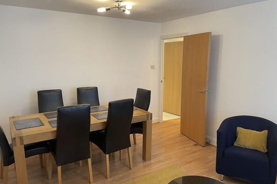 Spacious 2-Bed Ground Floor Apartment Near Heathrow With Free Parking For 2 Cars