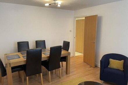 Spacious 2-bed ground floor apartment near Heathrow with free parking for 2 cars