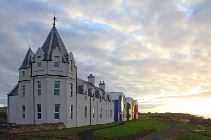 A john o'groat that sleeps 2 guests  in 1 bedroom