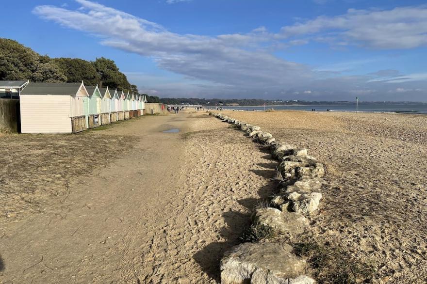 Stylish & Tranquil ✱ Walk to Beach ✱ Sunny Garden