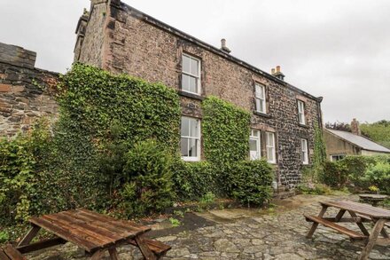 JUBILEE HOUSE, pet friendly, with a garden in Embleton