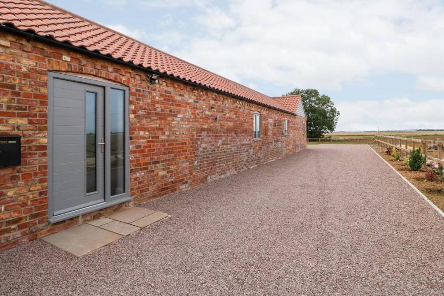 THE STABLES, Pet Friendly, Character Holiday Cottage In Old Leake