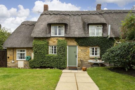 Harrowby End is an attractive thatched roof property