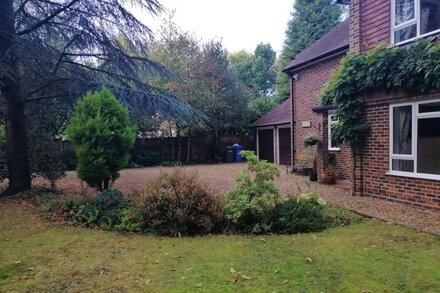 Luxury 5 bed house, 3 min walk to Fleet, Hampshire centre. Country walks, pubs.